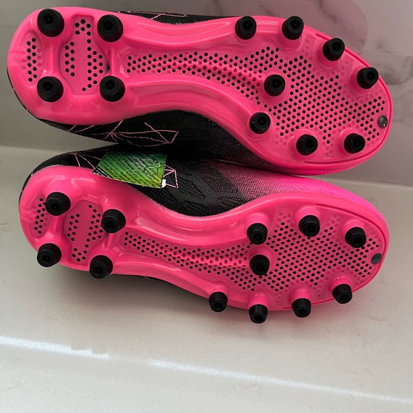 Brian kids hot pink soccer cleats. Brand new with box. Size 10 kids. - Picture 4 of 6